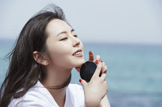 Global beauty brand Lancome has released a V-log * (VLOG) video that shows the free-spirited charm of actor Sohee.The video, released on June 22, was taken with Sohee in commemoration of the launch of the recently released Edol Longlasting line by Lancome, and was produced as a V-log concept that shoots his daily life as a video and shares it on SNS.The natural aspect of Sohee, which was not seen on the air, is being revealed, such as the natural appearance of spending the day in a comfortable suit of white t-shirts and hot pants, the dance of Jeju Island, the free dance, and the driving.In the public image, Sohee has a unique charm in the scene of dancing to music in the background of beautiful Jeju Island nature.hwang hye-jin