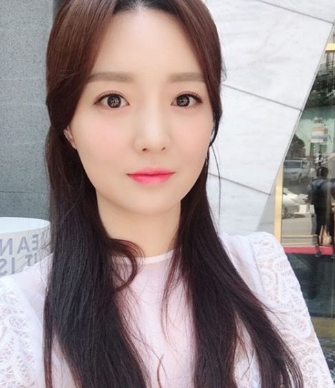 Kim So-young announcer boasted a pure visualKim So-young posted a selfie on his instagram on June 22.Kim So-young in the photo is wearing a half-packed Hair style and boasts pure beautiful looks.Kim So-youngs visuals, which fit well with pink clothes, catch the eye.kim ye-eun