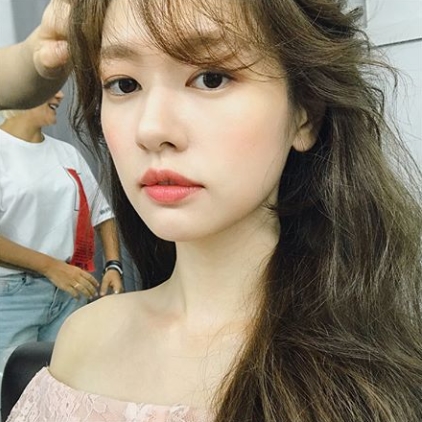 Actor Jung So-min showed off her blush look.Jung So-min posted a picture on his instagram on June 22 with an article entitled Im hot today.The photo shows Jung So-min in a light pink off-shoulder costume, and the slender shoulder line revealed above the off-shoulder costume makes the pure charm stand out.Jung So-mins distinctive features also attract Eye-catching.The fans who responded to the photos responded such as Pretty, My sister is beautiful look and I shoot a lot of water while drinking water.delay stock