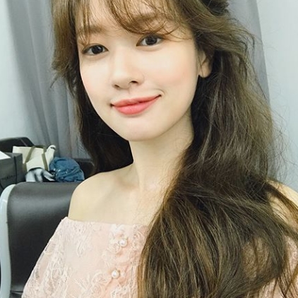 Actor Jung So-min showed off her blush look.Jung So-min posted a picture on his instagram on June 22 with an article entitled Im hot today.The photo shows Jung So-min in a light pink off-shoulder costume, and the slender shoulder line revealed above the off-shoulder costume makes the pure charm stand out.Jung So-mins distinctive features also attract Eye-catching.The fans who responded to the photos responded such as Pretty, My sister is beautiful look and I shoot a lot of water while drinking water.delay stock