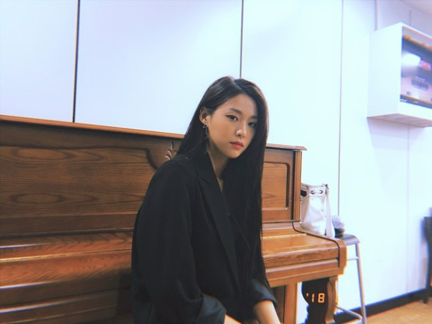 AOA Seolhyun showed off a chic vibeSeolhyun uploaded a recent photo to his Instagram on June 22.Inside the picture is a picture of Seolhyun staring at the camera while sitting in front of the piano, with calm Fresh and black costumes creating a chic atmosphere.sulphur-su-yeon