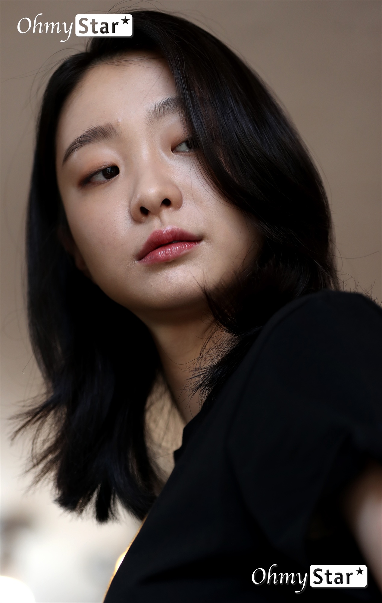 This can be summarized as follows: The SF Action genre is also a work that director Park Hoon-jung has long held.If it was as scheduled, the movie that should have been released before Daeho (2015) will now meet with the audience.At the center of it is new actor Kim Da-mi, 24, who made his debut in the 2017 film The Dongmyungin, and was selected by director Park Hoon-jung.Kim Da-mi was a girl who lost her memory in the play and had to express her character Zayun, who had no idea.be born into evil and learn goodI learned that I was auditioning for articles, and I applied for the selection of a new person, and I prepared it for giving a script that shows the character of Jayun in the play.In the first period, I was trying hard, but I went up to the third audition. Then I heard the fear of What if it really is? Then, director Park Hoon-jung gave me the script himself.I didnt realize it then: Is it really?, I thought, and when I came home and looked around, I started to worry (laugh) at the same time.Expressing the nature of Jayun itself was a challenge.I was worried about whether this character was good or evil, Kim Da-mi said. I thought that was the charm of <witch>, and I will have the same question from the audience.Technically, Jayun is a monster, because he is a combat human made of genetic engineering products, whether he knows or not.The upper line, which could not control him, tries to remove the young self-sacrifice, but as the self-sacrifice hides into the home of an elderly couple, he learns family love and friendship.It may have been evil originally, but it can be said that it learned good by growing up.When I meet my family, I live by evil. I wondered about Jayuns real heart in the relationship between my parents and Friend Myung-hee (Gormin City); I talked a lot with the director about what is true and what is false.People dont live with one emotion. They love their parents and Friends, but they think theyre evil characters.There was, of course, a part that didnt make sense. I had to keep reading. And I kept asking. Why did Zayun behave like that?I kept asking questions, and I tried to find the answer as much as I could, and I didnt conclude that one thing was special: I went to the scene and went out one by one, breathing with other actors.secret of action (The bishop) wanted a restrained and concise action, such an action that felt powerful even if it was small, it was difficult.It was hard to do it without showing off to use his strength. I think Ja-yoon is not his opponent over the honorable (Choi Woo-sik).A strong person does not express that strength on the outside. It was important to look as relaxed and comfortable as possible. If the character who does not reveal himself well but proves who he is through action, there seemed to be a point that resembles Kim Da-mi.I was serious about acting when I was a child and I thought it was in high school, he explained.I usually did plays in college, and did you have a short film experience in high school? Not much. Theres no particular occasion for acting.It was a vague idea that I had when I was a child, watching TV or movies, and when I told my parents, I would have dreamed of talking for a while.Then I went to high school and told you again, I should do what I want to do and applied.I dont usually express my feelings well, but I feel empathy on TV or in movies, and it was also attractive that I could do what I did not normally do through acting.Im still in my early twenties and have no experience, so Im trying to audition and do my best.I do not really raise my worries (laughs) in nature. Kim Da-mi was facing his position.Asked what actor he wants to be, he said, I do not have much experience yet, so if I experience it in various ways, I will think about it.Its still an unknown area, but apparently, witch is a chance for Kim Da-mi to be deeply imprinted on the public.Kim Da-mi, supporting parents, raising actor dreams... I want to play various roles