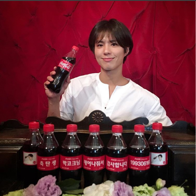 ...Everyone Thank You, I Bless You.Park Bo-gum said on his 21st day instagram, Everyone who congratulated me on my birthday, I really appreciate you!!I bless you. Park Bo-gum in the public photo is posing with Coca-Cola, which is an advertising model.The phrase Axis Birth, Park Kok, I am born, Thank You and 19930616 on Coca-Cola attracts attention.Park Bo-gum, meanwhile, was born June 16, 1993.