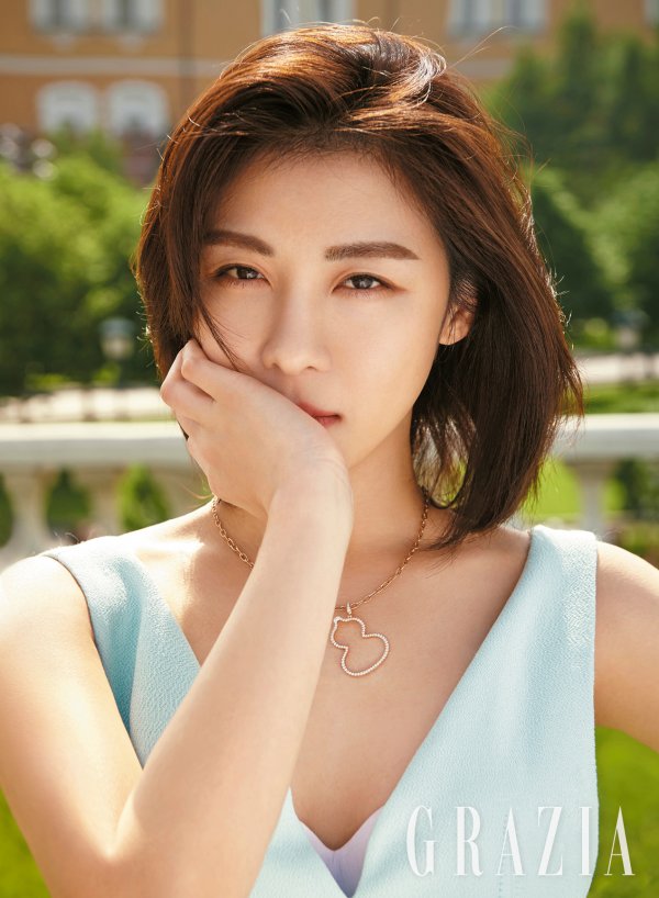 Actor Ha Ji-won filmed the pictorial in MoscowHa Ji-won showed off the fashionista side by mixing elegant jewelery that would make dressy clothes and beautiful looks stand out in exotic city.In an interview that was held together, he said that he was in the eyes of small things that were seen in the wind, sunshine and moment, while against the magnificent and classical city atmosphere.In addition, she talked about the time of healing in Seoul, including piano playing and Pilates, and her Cattle turnover (small but certain happiness).A stylish picture of Ha Ji-won and a small story as a human Ha Ji-won can be found in the July issue of Grazia.