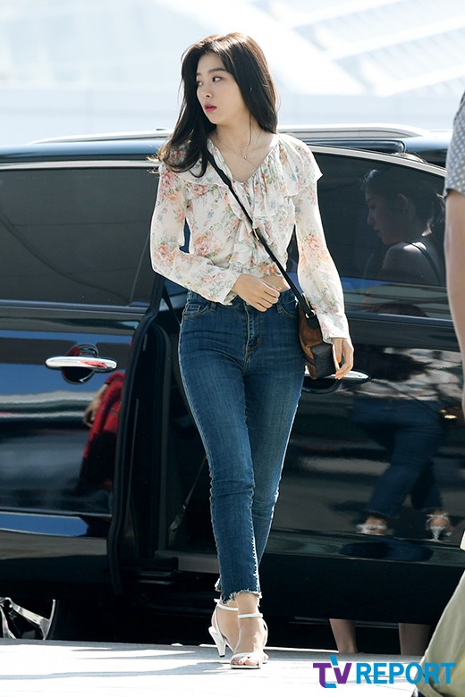 Seulgi of the girl group Red Velvet left for New York City via the Incheon International Airport on the morning of the 22nd to attend Mnet KCON.