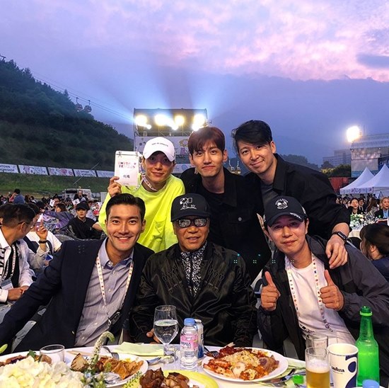 Group Super Junior Choi Siwon showed SM Entertainment family members gathered together.Choi Siwon released photos of SM Entertainment event in Pyeongchang, Gangwon Province on the 22nd.The photos included Lee Soo-man SM Entertainment general producer, actor Kim Min-jong, Super Junior Lee Teuk, TVXQ Changmin, and Bit Burger Shim Jae-won.In addition, Choi Siwon said, I respect all the things I have achieved.I love you, he said, posting the contents of Lee Soo-mans executive producer as an international music leader.Meanwhile, Super Junior, who belongs to Choi Siwon, is looking for an home room through XtvN Super TV2 and member Rye Wook is about to move forward in July.Photo: Choi Siwon Instagram
