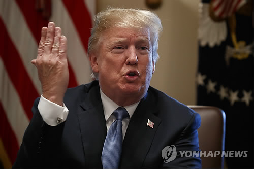 트럼프 "北 실험장 4곳 폭파…전면적 비핵화 이미 시작" (워싱턴 AP=연합뉴스) 도널드 트럼프 미국 대통령이 21일(현지시간) 백악관에서 각료회의를 주재하고 있다. 트럼프 대통령은 이 자리에서 북한이 대형 실험장 4곳을 폭파, 전면적 비핵화가 이미 일어나기 시작했다고 말했다고 외신이 전했다.      ymarshal@yna.co.kr