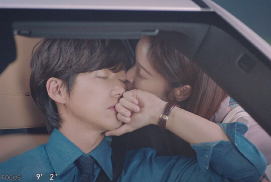 Hunnam Chung Namgoong Min has unveiled the Kiss god B cut with Hwang Jung-eum.Namgoong Min posted a picture on his SNS on the 23rd with an article entitled Hunnam Chung Kiss, Why I Keep It.In the photo, Hwang Jung-eum is lips-on-eye in the eyes of Namgoong Min; the sweet atmosphere of Namgoong Min and Hwang Jung-eum stands out.Hunnam Chung, which Namgoong Min and Hwang Jung-eum breathe, is broadcast on SBS every week at 10 pm.