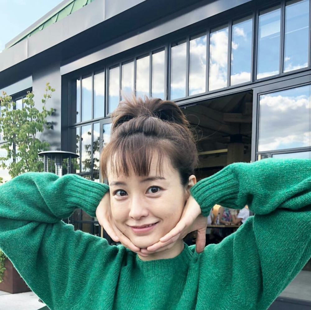 Jung Yu-mi showed off her still-loving charm.Actor Jung Yu-mi posted a picture on his instagram on June 22nd.In the photo, Jung Yu-mi is wearing a short Forehead and boasts a fairy-like visual. No matter what, the lovely Jung Yu-mis beauty is impressive.kim ye-eun