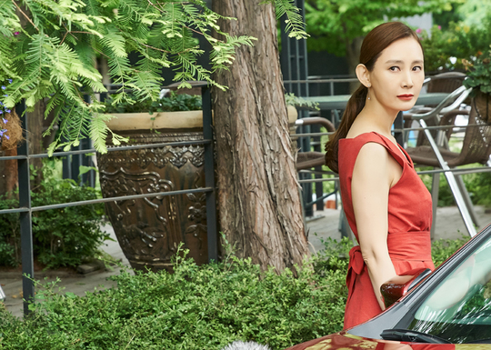 Chae Shi-ra has turned glamorous.MBC weekend drama The farewell has left (playwright material source/director Kim Min-sik) released Chae Shi-ras colorful RED transformation on June 23.In the play, Seo Young-hee (Chae Shi-ra) is looking at someone with a beautiful and extraordinary appearance wearing a red one piece and red lipstick.Young-hee gives a decisive look at his opponent without saying much and emits charisma.Young-hee has been living a very dry and closed life, such as sticking to achromatic clothes while blocking a handful of sunshine from entering the house.Indeed, Young-hee is raising questions about why he started the extraordinary march.emigration site