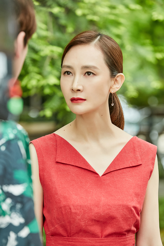 Chae Shi-ra has turned glamorous.MBC weekend drama The farewell has left (playwright material source/director Kim Min-sik) released Chae Shi-ras colorful RED transformation on June 23.In the play, Seo Young-hee (Chae Shi-ra) is looking at someone with a beautiful and extraordinary appearance wearing a red one piece and red lipstick.Young-hee gives a decisive look at his opponent without saying much and emits charisma.Young-hee has been living a very dry and closed life, such as sticking to achromatic clothes while blocking a handful of sunshine from entering the house.Indeed, Young-hee is raising questions about why he started the extraordinary march.emigration site