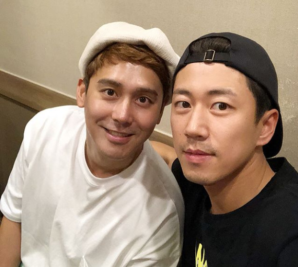 Techs Kies Jang Su won and Click-B Kim Sang-hyuk had a welcome meeting.Kim Sang-hyuk posted several photos on his instagram on June 22 with an article entitled Lets go to Changsta ~ # Sugar Man to come and do 30% today from tomorrow. # Daesung Planning #Sechs Kies #Click-B.Inside the picture is a picture of Jang Su Won who visited Kim Sang-hyuks store.The two, each of the Techs Kies and Click-B members, have long been in a relationship with DSP Entertainment seniors in the past.sulphur-su-yeon