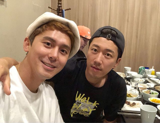 Techs Kies Jang Su won and Click-B Kim Sang-hyuk had a welcome meeting.Kim Sang-hyuk posted several photos on his instagram on June 22 with an article entitled Lets go to Changsta ~ # Sugar Man to come and do 30% today from tomorrow. # Daesung Planning #Sechs Kies #Click-B.Inside the picture is a picture of Jang Su Won who visited Kim Sang-hyuks store.The two, each of the Techs Kies and Click-B members, have long been in a relationship with DSP Entertainment seniors in the past.sulphur-su-yeon