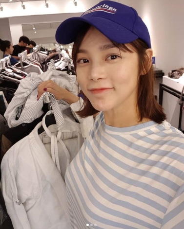 Park Si-yeon flaunted his visuals duringActor Park Si-yeon posted an article and a photo on his Instagram on June 22, Bazar is ready, Im with you.In the photo, Park Si-yeon is wearing a hat and smiling brightly. Park Si-yeons lovely atmosphere, which is not believed to be born in 1979, steals his gaze.kim ye-eun