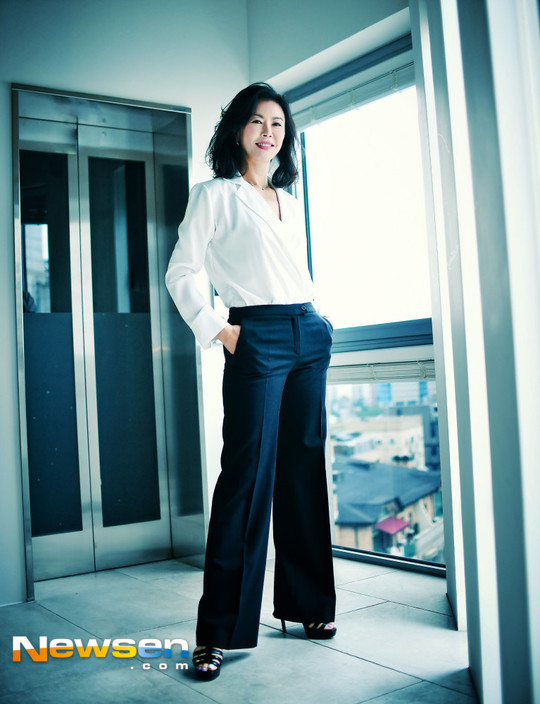 Actor Jin Hee-kyung has revealed the secret of Stay, who is perfect in his 50s.Jin Hee-kyung played the role of Kang Ha-yeon, leader and representative lawyer of South Koreas best Law Firm Gang & Ham in the recently-end KBS 2TV drama Suits (playplayed by Kim Jung-min/directed by Kim Jin-woo).He was a wise person who recognized the ability of prosecutor Choi Kang-seok (Jang Dong-gun) and recruited him as a lawyer, and always elegantly overcomes the crisis even in the situation where the companys existence is shaken.Jin Hee-kyung said, The character of South Koreas best Law Firm can feel as cold and glamorous as it is, and the bishop wanted a person with a gentle and soft charisma.After meeting with me, he gave me a belief that I want you to do this.Once in the chairman of the contest, he said, I can not think of Kang Hae-yeon if he is not you. I remember that I felt good even if I just said it. The sophisticated style of the play has also become a hot topic. Jin Hee-kyung said, The original is exposed and very elegant.I think I was worried about styling to Suits my Korean emotions, he said. In fact, I usually wear only training Suitss.I can not find any glamor, but I only wear it in drama. In his 50s, Stay also revealed his secret: When I get older, its natural to get steamed quickly.So were following the basics of eating less and Exercise.Before, I did cross-fit for three or four years, and nowadays I do two hours of Moy Yat, running around Zumba, Balletfit and ABTExercise.I am always told that my physical strength is good at the shooting scene, but it seems to be thanks to steady Exercise. From the movie Sunny, the drama Ssam, My Way and Suits, Jin Hee-kyungs works had many toxic girl crush characters, but the actual personality was the opposite.Jin Hee-kyung said, When I was in school, I was tall, so the Friends followed a lot, but I never made a big noise to anyone.I do not think so, but when I am unhappy and angry, I am tearful. I was worried that my staff would be strong and have a lot of people before they met me.Friend, who has been watching my makeup for a few years, is calling me a sister who is the most different person who has been thinking about her first time and since she learned.In fact, it is a personality that gives someone a heart, not a person who points out at all. I can never say anything I hate and give up quickly. Hwang Su-yeon Lee Jae-ha