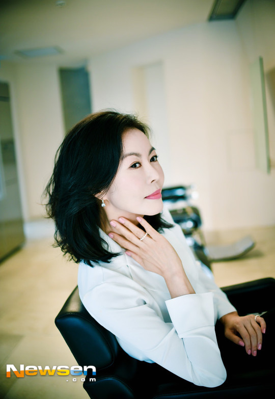 Actor Jin Hee-kyung has revealed the secret of Stay, who is perfect in his 50s.Jin Hee-kyung played the role of Kang Ha-yeon, leader and representative lawyer of South Koreas best Law Firm Gang & Ham in the recently-end KBS 2TV drama Suits (playplayed by Kim Jung-min/directed by Kim Jin-woo).He was a wise person who recognized the ability of prosecutor Choi Kang-seok (Jang Dong-gun) and recruited him as a lawyer, and always elegantly overcomes the crisis even in the situation where the companys existence is shaken.Jin Hee-kyung said, The character of South Koreas best Law Firm can feel as cold and glamorous as it is, and the bishop wanted a person with a gentle and soft charisma.After meeting with me, he gave me a belief that I want you to do this.Once in the chairman of the contest, he said, I can not think of Kang Hae-yeon if he is not you. I remember that I felt good even if I just said it. The sophisticated style of the play has also become a hot topic. Jin Hee-kyung said, The original is exposed and very elegant.I think I was worried about styling to Suits my Korean emotions, he said. In fact, I usually wear only training Suitss.I can not find any glamor, but I only wear it in drama. In his 50s, Stay also revealed his secret: When I get older, its natural to get steamed quickly.So were following the basics of eating less and Exercise.Before, I did cross-fit for three or four years, and nowadays I do two hours of Moy Yat, running around Zumba, Balletfit and ABTExercise.I am always told that my physical strength is good at the shooting scene, but it seems to be thanks to steady Exercise. From the movie Sunny, the drama Ssam, My Way and Suits, Jin Hee-kyungs works had many toxic girl crush characters, but the actual personality was the opposite.Jin Hee-kyung said, When I was in school, I was tall, so the Friends followed a lot, but I never made a big noise to anyone.I do not think so, but when I am unhappy and angry, I am tearful. I was worried that my staff would be strong and have a lot of people before they met me.Friend, who has been watching my makeup for a few years, is calling me a sister who is the most different person who has been thinking about her first time and since she learned.In fact, it is a personality that gives someone a heart, not a person who points out at all. I can never say anything I hate and give up quickly. Hwang Su-yeon Lee Jae-ha