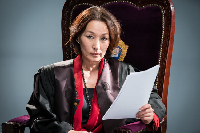 Actor Lee Hye-Yeong is raising the tension of the drama with only one eye.Finally the king of the end began to move.The drama is heading for climax as Lee Hye-Yeong, who plays Cha Moon-sook in the TVN Saturday drama Lawless Lawyer, begins to plot to reverse the disadvantaged situation.At the end of the 12th episode of Lawless Lawyer, a reversal containing a big picture of Cha Moon-sook was revealed.It was revealed that Cha Moon-sook was the one who provided the notebook of the question delivered to Bong Sang-pil (Lee Joon-gi), and his plot was revealed that he wrote the information about the seven-member association himself and used Bong Sang-pils vengeance to bring him into his own feet.It stimulates curiosity about what direction Lee Hye-Yeong and Lee Joon-gi will be going to become more detailed in the future.Cha Moon-sook, played by Lee Hye-Yeong, is a scapegoat with absolute power, a clean judge on the outside, and an incarnation of corruption that constantly sacrifices innocent people with greed.He is making not only his opponent but also the viewers in front of the TV with his cool eyes acting that does not require a word of ambassador.Lee Hye-Yeong, who has made a comeback as a believing and watching acting craftsman, has been continuing his active career from tvN Mother to Lawless Lawyer.The more each work is repeated, the more the character is, the more the artisan is presented to the public with a customized suit that fits perfectly without any error.Lee Hye-Yeongs acting has an amazing magic that Lee Hye-Yeong disappears.In Mother, he showed an infinite motherhood and showed a spirit that reminds the meaning of a true mother, but in Lawless Lawyer, he shows the end of evil, Cha Moon-sook, who thinks only about his own inn and honor.It always has been.In the movie Without Blood and Tears, Oh Deul-hee, who chose Actress rather than Mom, who is the mother of Koo Joon-pyo, the mother of the man over flowers, and CEO Hee-soo of charisma, and her mother, Im sorry, I love you, presented Girl Crush Noir as the primary.Lee Hye-Yeong has always shown himself the acting of a soul that burns himself completely and leaves only characters.Especially, Cha Moon-sook of Lawless Lawyer is more stereoscopic with two faces.On the outside, it has a fair and correct judges face, but behind it is a Janus figure who can sacrifice anyone for profit.Lee Hye-Yeong vividly revives the character as if he has brought out a red-campus judge that might be somewhere in reality.Even now, if Judge Cha Moon-sook is put into the portal site search term, it feels like the profile of the real person will pop up.tvN offer