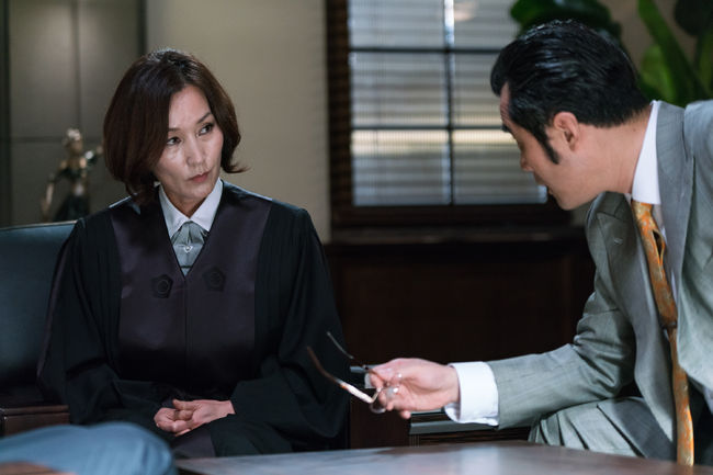 Actor Lee Hye-Yeong is raising the tension of the drama with only one eye.Finally the king of the end began to move.The drama is heading for climax as Lee Hye-Yeong, who plays Cha Moon-sook in the TVN Saturday drama Lawless Lawyer, begins to plot to reverse the disadvantaged situation.At the end of the 12th episode of Lawless Lawyer, a reversal containing a big picture of Cha Moon-sook was revealed.It was revealed that Cha Moon-sook was the one who provided the notebook of the question delivered to Bong Sang-pil (Lee Joon-gi), and his plot was revealed that he wrote the information about the seven-member association himself and used Bong Sang-pils vengeance to bring him into his own feet.It stimulates curiosity about what direction Lee Hye-Yeong and Lee Joon-gi will be going to become more detailed in the future.Cha Moon-sook, played by Lee Hye-Yeong, is a scapegoat with absolute power, a clean judge on the outside, and an incarnation of corruption that constantly sacrifices innocent people with greed.He is making not only his opponent but also the viewers in front of the TV with his cool eyes acting that does not require a word of ambassador.Lee Hye-Yeong, who has made a comeback as a believing and watching acting craftsman, has been continuing his active career from tvN Mother to Lawless Lawyer.The more each work is repeated, the more the character is, the more the artisan is presented to the public with a customized suit that fits perfectly without any error.Lee Hye-Yeongs acting has an amazing magic that Lee Hye-Yeong disappears.In Mother, he showed an infinite motherhood and showed a spirit that reminds the meaning of a true mother, but in Lawless Lawyer, he shows the end of evil, Cha Moon-sook, who thinks only about his own inn and honor.It always has been.In the movie Without Blood and Tears, Oh Deul-hee, who chose Actress rather than Mom, who is the mother of Koo Joon-pyo, the mother of the man over flowers, and CEO Hee-soo of charisma, and her mother, Im sorry, I love you, presented Girl Crush Noir as the primary.Lee Hye-Yeong has always shown himself the acting of a soul that burns himself completely and leaves only characters.Especially, Cha Moon-sook of Lawless Lawyer is more stereoscopic with two faces.On the outside, it has a fair and correct judges face, but behind it is a Janus figure who can sacrifice anyone for profit.Lee Hye-Yeong vividly revives the character as if he has brought out a red-campus judge that might be somewhere in reality.Even now, if Judge Cha Moon-sook is put into the portal site search term, it feels like the profile of the real person will pop up.tvN offer