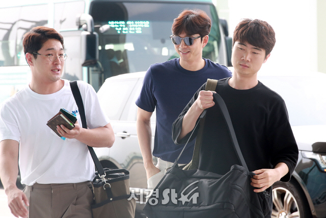 Actor Gong Yoo is leaving for Taiwan Taipei, presenting the Airport Fashion.