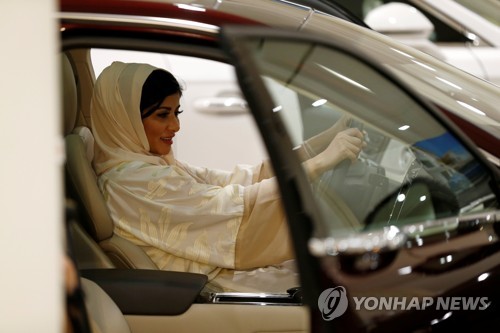 자동차 판매장에서 차에 앉은 사우디 여성[로이터=연합뉴스자료사진]