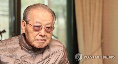 대화하는 김종필 (서울=연합뉴스) 한상균 기자 = 18일 오전 김종필 전 총리가 신당동 자택에서 자유한국당 이인제 충남지사 후보를 만나고 있다. 2018.4.18      xyz@yna.co.kr