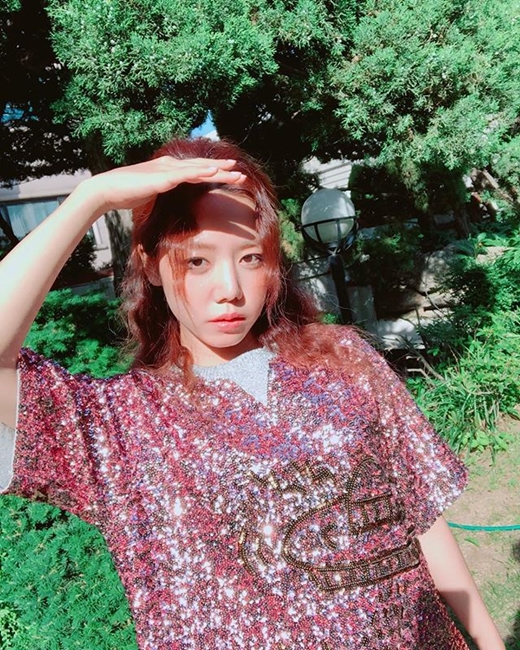 Girl group Apink Kim Nam-joo shines bright beautiful looksKim Nam-joo posted a picture on Instagram on Sunday without any special comments: a photo of her in a red costume full of sparkling decorations.Kim Nam-joos gaze, which looks at the camera with one hand over the hot sunshine, is chic; actor Park Sol-mi, who saw the photo, left a comment saying beautiful.On the other hand, Apink will release his mini-7 album ONE & SIX on July 2 and return to the title song No 1.