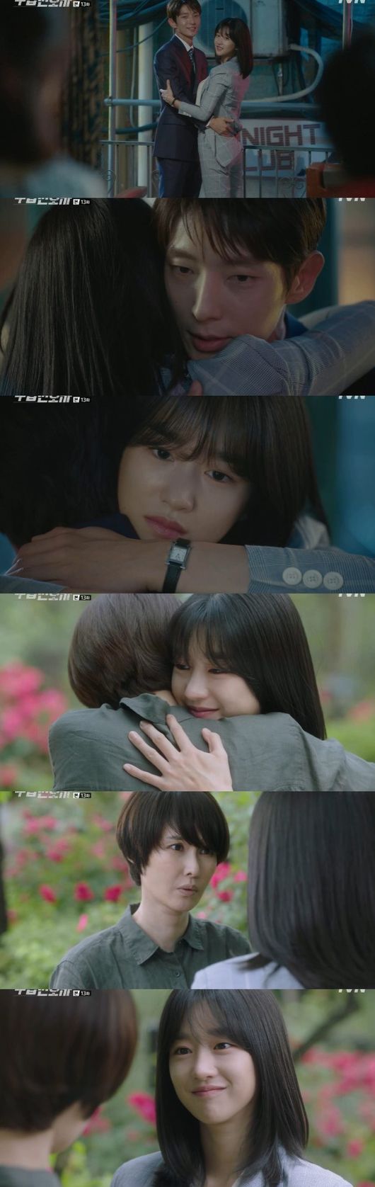 Lawless Lawyer Lee Joon-gi and Seo Ye-ji turned around and gave a thrill with a harder romance.In the 13th episode of the TVN Saturday drama Lawless Lawyer (playplayed by Yoon Hyun-ho/directed by Kim Jin-min) broadcast on the 23rd, Bong Sang-pil (Lee Joon-gi) was portrayed to save Noh Hyun-joo (Baek Ju-hee), the mother of Ha Jae-yi.On this day, Ha Jae-yi struggled to find Noh Hyun-joo, but he did not achieve much.In particular, Ha Jae-yi pushed Bong Sang-pil, who hid the identity of Roh Hyun-joo, and Bong Sang-pil also did not come close to Roh Hyun-joos request to break up with Ha Jae-yi.In the end, while Ha Jae-yi visited Cha Moon-sook (Lee Hye-Yeong) and offered a deal to An Oh-ju (Choi Min-soo), Bong Sang-pil asked Scorpion (Kim Yong-woon) to protect Noh Hyun-joo and shed information to An Oh-ju and proceeded with his own plan.Bong Sang-pil used his base to save Noh Hyun-joo, and Ha Jae-yi and Roh Hyun-joo, who reunited in 18 years, shared a tearful hug.Since then, Noh Hyun-joo has helped the two men to reconcile by telling the truth about Bong Sang-pils avoidance of Ha Jae-yi because of himself.Ha Jae-yi, who learned the sincerity of Bong Sang-pil, approached him again, and the two formed a pink atmosphere with a harder romance.Then, he started full-scale revenge for Cha Moon-sook, and it was suggested that the relationship between the two is an important key to the success of revenge.Lee Joon-gi and Seo Ye-ji, who made the viewers happy with the Cida Romance move for a long time on this day.Those who have suffered a crisis have become more rigid and have raised their expectations by foreshadowing revenge. Therefore, the romance and performance of this illegal couple will be highlighted in the future.Lawless Lawyer broadcast screen capture