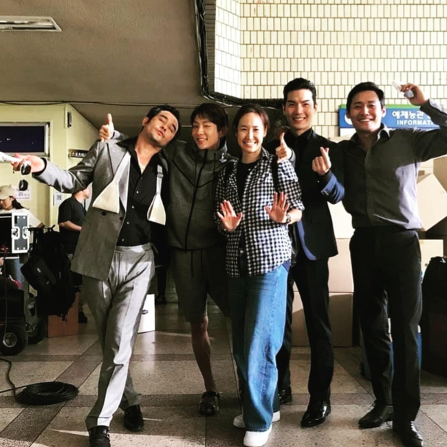 Angel-like sister-in-law.Actors Lee Joon-gi and Choi Min-soo Kangju met on the set of the TVN drama Lawless Lawyer (playplayplayed by Yoon Hyun-ho, director Kim Jin-min).Lee Joon-gi said on his instagram on the 24th, Youre on the set of your angel brother. Ill visit you often and say hello.Happy Happy Law Family Lets use Lawless Lawyer today. In the photo, Lee Joon-gi is in the filming with Choi Min-soo Kangju and Celebratory photoThe three of them are staring at the camera with a bright smile, which makes them guess the warm atmosphere of the filming scene.Lee Joon-gi and Choi Min-soo are appearing in Lawless Lawyer as the best gangster lawyer Bong Sang-pil, who gets out of the law by using the law, and An Oh-ju, who has risen from a fish market thug to a large company president.Today (24th) will be broadcast 14 times at 9 p.m.Lee Joon-gi SNS.