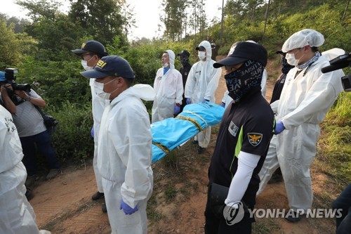 강진 야산서 실종 여학생 추정 시신 수습 (강진=연합뉴스) 정회성 기자 = 24일 전남 강진군 도암면 한 야산에서 경찰이 8일 전 실종된 여고생으로 추정되는 시신을 수습해 운구하고 있다. 2018.6.24      hs@yna.co.kr