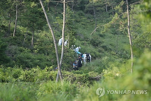 강진 야산서 실종 여학생 추정 시신 수습 (강진=연합뉴스) 정회성 기자 = 24일 전남 강진군 도암면 한 야산에서 경찰이 8일 전 실종된 여고생으로 추정되는 시신을 수습해 운구하고 있다. 2018.6.24  hs@yna.co.kr  (끝)