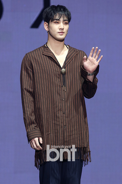Group NUEST W Baekho attends a showcase to commemorate the release of his new album Hu, Yu (WHO, YOU) at the Olympic Hall in Songpa-gu, Seoul on the afternoon of the 25th.Hu, Yu (WHO, YOU) features five other songs, including the title song Dejabu which features a unique atmosphere and melody of the Latin pop genre.news report