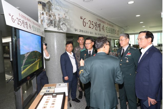 25일 오후 군관계자와 바른미래당 김중로의원(맨 오른쪽)등이 사진전 설명을 듣고있다. 김동주 기자. zoo@donga.com