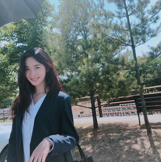 Actor Lee Chung-ah boasted a beautiful beauty that won the heat.Lee Chung-ah wrote on his Instagram account on Monday, I see you. The heat survival our set. The picture is so fresh. Kya...# It looks like it is not # Fire hell experience and posted a picture.Lee Chung-ah in the open photo stares at the camera with a bright smile; even more Shining looks attract Eye-catching despite the glare of sunlight.Meanwhile, Lee Chung-ah is appearing on MBC Everlon Season Police 3.