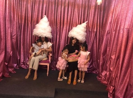 Actor Park Sol-mi told her two daughters and actor Sooo-jins children about her recent situation.Park Sol-mi posted a picture on his instagram on the 24th with the phrase My strong #Soo-jin #Park Sol-mi with the phrase I am in # Ice Cream # Es Factory # Exhibition # Sooo-jin # Park Sol-mi.Park Sol-mi recently returned home after filming SBS Jungles Law in Sabah.Park Sol-mi is married to actor Han Jae-suk on April 21, 2013, and has two daughters.Park Sol-mi is currently preparing for his next film.