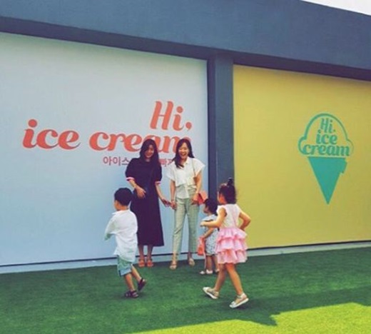 Actor Park Sol-mi told her two daughters and actor Sooo-jins children about her recent situation.Park Sol-mi posted a picture on his instagram on the 24th with the phrase My strong #Soo-jin #Park Sol-mi with the phrase I am in # Ice Cream # Es Factory # Exhibition # Sooo-jin # Park Sol-mi.Park Sol-mi recently returned home after filming SBS Jungles Law in Sabah.Park Sol-mi is married to actor Han Jae-suk on April 21, 2013, and has two daughters.Park Sol-mi is currently preparing for his next film.