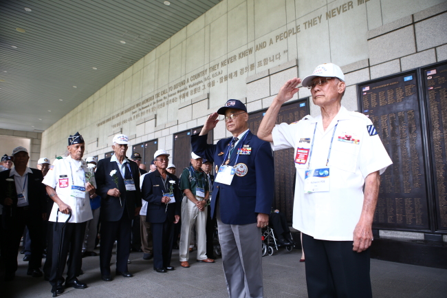 6.25 전쟁 68주년을 하루 앞둔 24일 서울 용산구 전쟁기념관에서 참전용사들이 전사자 명비를 살펴보고 있다. [사진=국가보훈처]