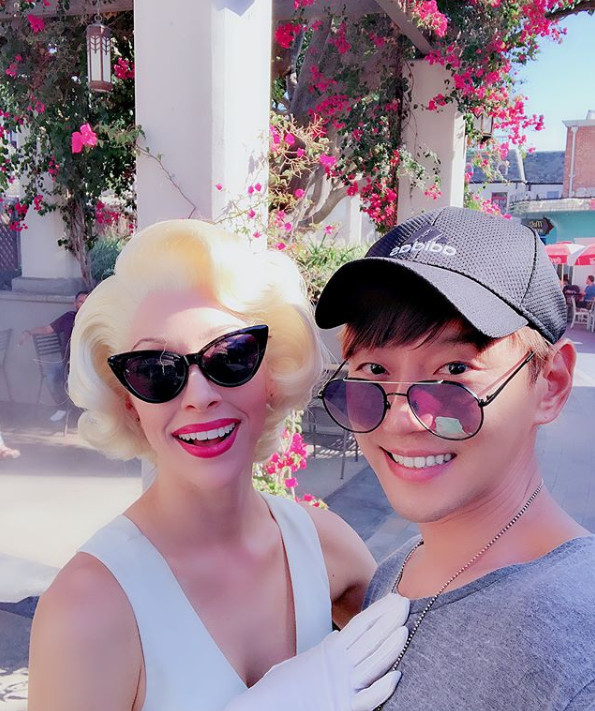 Singer Hwang Chi-yeuls recent United States of America travel has been revealed.Hwang Chi-yeul wrote on his Instagram account on June 24, A Universal Studio Hollywood!!# Hwang Chi-yeul # #Hwang Chi-yeul Cheerleader #Ten2 #LA and uploaded a picture.Inside the picture is a picture of Hwang Chi-yeul enjoying United States of America LA tour.Bright smiles beside Marilyn Monroe and Simpson characters, with a warm look and bright facial expressions that attract Eye-catching.sulphur-su-yeon