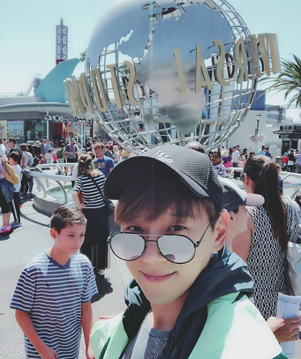 Singer Hwang Chi-yeuls recent United States of America travel has been revealed.Hwang Chi-yeul wrote on his Instagram account on June 24, A Universal Studio Hollywood!!# Hwang Chi-yeul # #Hwang Chi-yeul Cheerleader #Ten2 #LA and uploaded a picture.Inside the picture is a picture of Hwang Chi-yeul enjoying United States of America LA tour.Bright smiles beside Marilyn Monroe and Simpson characters, with a warm look and bright facial expressions that attract Eye-catching.sulphur-su-yeon