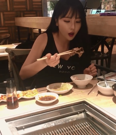 Hong Jin-youngs extraordinary meat Mukbang has been unveiled.Singer Hong Jin-young said on June 25th in his instagram, Is this meat?# Yakiniku # I do not notice the surroundings, # I just eat it neatly. The video shows Hong Jin-young, who uses meat to eat pork in a meat house.The lovely figure of Hong Jin-young, who eats meat with his mouth wide open, gives a smile.kim myeong-mi