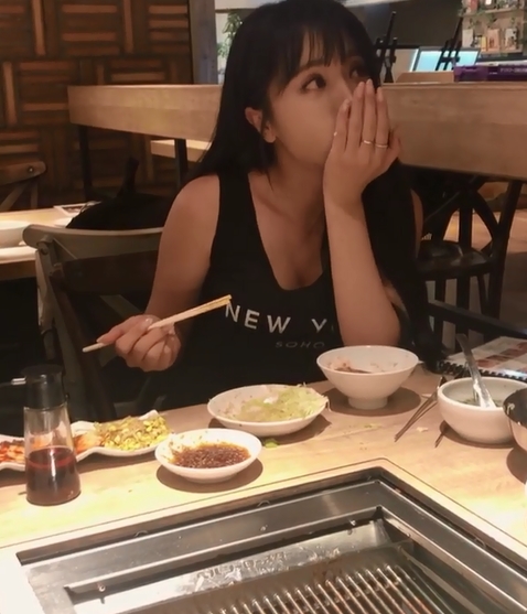 Hong Jin-youngs extraordinary meat Mukbang has been unveiled.Singer Hong Jin-young said on June 25th in his instagram, Is this meat?# Yakiniku # I do not notice the surroundings, # I just eat it neatly. The video shows Hong Jin-young, who uses meat to eat pork in a meat house.The lovely figure of Hong Jin-young, who eats meat with his mouth wide open, gives a smile.kim myeong-mi
