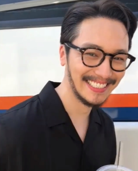 Actor Byun Yo-han thanked the coffee or Tea presented by fans.Byun Yo-han posted a video on June 24 with an article entitled Thank you fans for cheering on his instagram.Byun Yo-han in the video said, Thanks to you for doing delicious coffee or Tea, our staffs got strength and worked hard in the heat.I hope you will love Mr. Shane, which will be broadcasted on July 7th. Byun Yo-han gave a warm smile with a coffee presented by his fans.The beauty of Byun Yo-han, which shines even in a thick beard, catches the eye.The fans who responded to the video responded to I am bearded and so innocent, cute, handsome, and can do everything?, I am looking forward to the drama and Thank you.delay stock