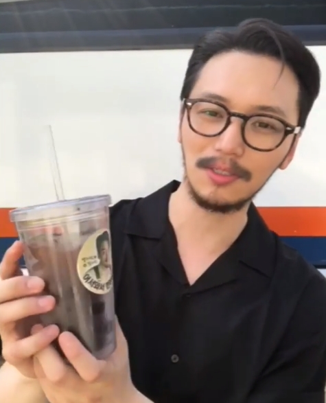 Actor Byun Yo-han thanked the coffee or Tea presented by fans.Byun Yo-han posted a video on June 24 with an article entitled Thank you fans for cheering on his instagram.Byun Yo-han in the video said, Thanks to you for doing delicious coffee or Tea, our staffs got strength and worked hard in the heat.I hope you will love Mr. Shane, which will be broadcasted on July 7th. Byun Yo-han gave a warm smile with a coffee presented by his fans.The beauty of Byun Yo-han, which shines even in a thick beard, catches the eye.The fans who responded to the video responded to I am bearded and so innocent, cute, handsome, and can do everything?, I am looking forward to the drama and Thank you.delay stock