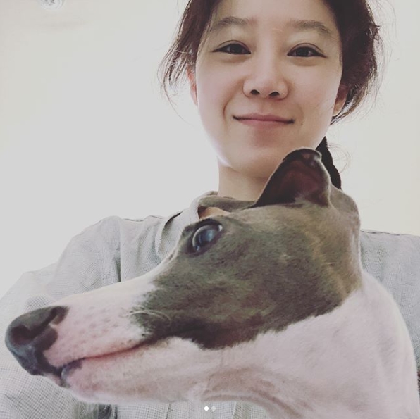 Actor Gong Hyo-jin has revealed his busy current situation.On June 25, Gong Hyo-jin posted a picture on his instagram with an article entitled Shooting every night these days.Inside the picture is a picture of Gong Hyo-jin taking a picture with Pet Yoji.Despite the swelling, the still lovely face of Gong Hyo-jin captures Eye-catching, with the flawless Gong Hyo-jins flawless skin also visible.The fans who responded to the photos responded such as I am pretty even if I pour, My sister is beautiful in natural shape, and My sister looks tired.delay stock