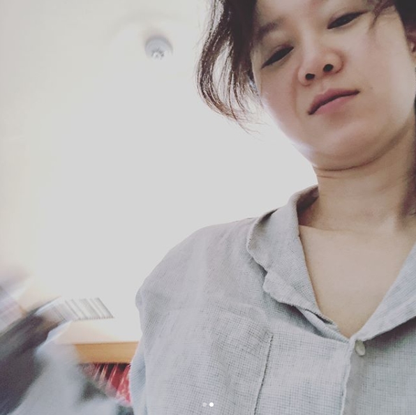 Actor Gong Hyo-jin has revealed his busy current situation.On June 25, Gong Hyo-jin posted a picture on his instagram with an article entitled Shooting every night these days.Inside the picture is a picture of Gong Hyo-jin taking a picture with Pet Yoji.Despite the swelling, the still lovely face of Gong Hyo-jin captures Eye-catching, with the flawless Gong Hyo-jins flawless skin also visible.The fans who responded to the photos responded such as I am pretty even if I pour, My sister is beautiful in natural shape, and My sister looks tired.delay stock