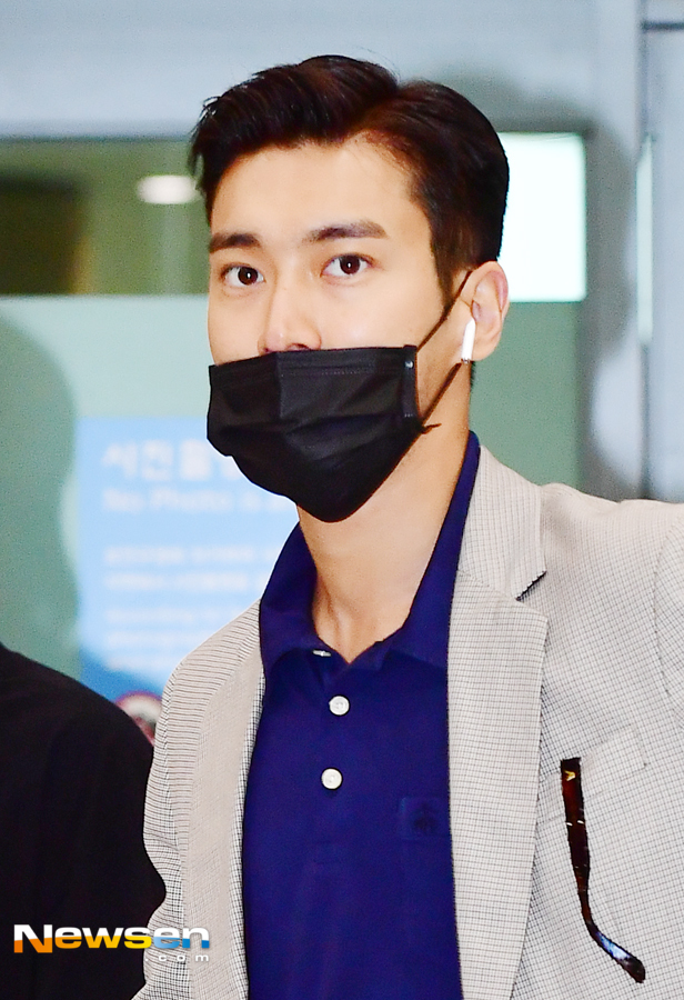 Super Junior entered the country via the Incheon International Airport First Passenger Terminal on the afternoon of June 25 after digesting the KCON schedule in New York.Choi Siwon walks out of the arrival hall on the day.Jang Gyeong-ho