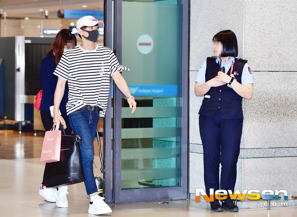 Super Junior performed Entrance through the first passenger terminal of the Incheon International Airport on the afternoon of June 25 after digesting the KCON schedule in New York.Leeteuk walks out of Entrance Stadium on the day.Jang Gyeong-ho