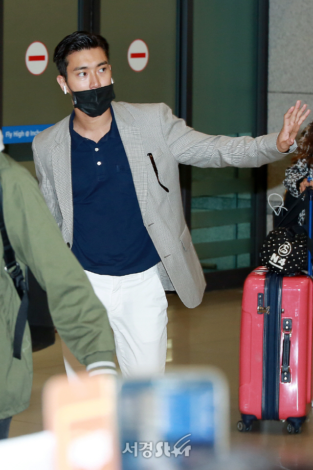Boy group Super Junior member Choi Siwon enters the country via the Incheon International Airport.