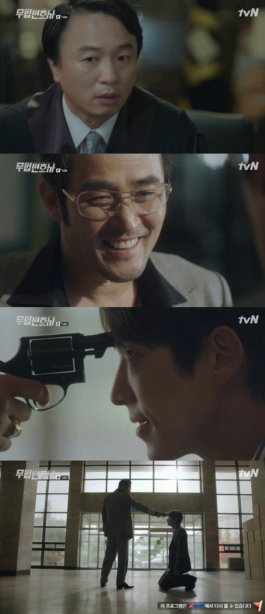 Choi Min-soos evil deeds reached the heights in Lawless LawyerIn the 14th episode of the cable TVN weekend drama Unlawful Lawyer (playplayed by Yoon Hyun-ho and directed by Kim Jin-min), which was broadcast on the 24th night, Ahn Oh-joo (Choi Min-soo), who made a kidnap of Ha Jae-yi and pointed a gun at Bong Sang-pil (Lee Joon-gi), was portrayed.On the day, Bong Sang-pil filed an application for avoiding judges before defending Nam Soon-ja (Yong Hye-ran).The application for avoidance of judges is a system in which judges apply to exclude judges from their duties when they are likely to make unfair trials.Bong Sang-pil said, It is not a problem for a judge to have a villa in the world these days, but it is a problem if a villa with a market price of 3 billion won is sold for 100 million.The evidence showed that the judge had made a deal on the results of the trial instead of having a villa.Cha Moon-sook (Lee Hye-young) watched his subordinate judge be excluded from the trial.In an interview with the media after the trial, Bong Sang-pil said, I want the most fair person to take charge of this trial.Bong Sang-pil made a big edition to make Cha Moon-sook stand as a judge in Nam Soon-jas trial.Bong Sang-pil tried to break him down by letting Cha Moon-sook stand as a judge in the trial of Nam Soon-ja, who knows all the corruption of Cha Moon-sook.Everything was going as planned, but things went wrong in an unexpected place: An Oju made a threatening call to Bong Sang-pil after Kidnap Ha Jae-yi.Bong Sang-pil went to An-ohju, and An-oh pointed a gun at Bong Sang-pils head. An-ju laughed meanly, saying, Knee down. Three counts. Goodbye, Bong Sang-pil.Bong Sang-pil, who kneeled down, was angry and trembling with his eyes and glaring at An-ohju.