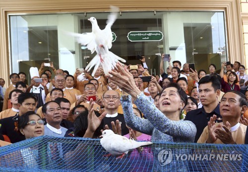 73번째 생일을 맞아 평화의 상징인 비둘기를 날리는 수치[AP=연합뉴스 자료사진]