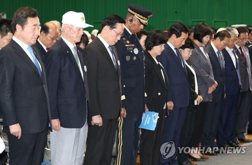 묵념하는 이낙연 총리 (서울=연합뉴스) 김도훈 기자 = 이낙연 국무총리가 25일 서울 송파구 잠실실내체육관에서 열린 제68주년 6·25전쟁 기념식에서 참석자들과 묵념하고 있다. 왼쪽부터 이낙연 총리, 박희모 6.25참전유공자회장, 송영무 국방장관, 빈센트 브룩스 한미연합사령관, 더불어민주당 추미애 대표, 자유한국당 김성태 당 대표 권한대행, 민주평화당 조배숙 대표, 정의당 이정미 대표, 더불어민주당 홍영표 원내대표, 바른미래당 김동철 원내대표, 김성곤 국회사무총장. 2018.6.25 superdoo82@yna.co.kr